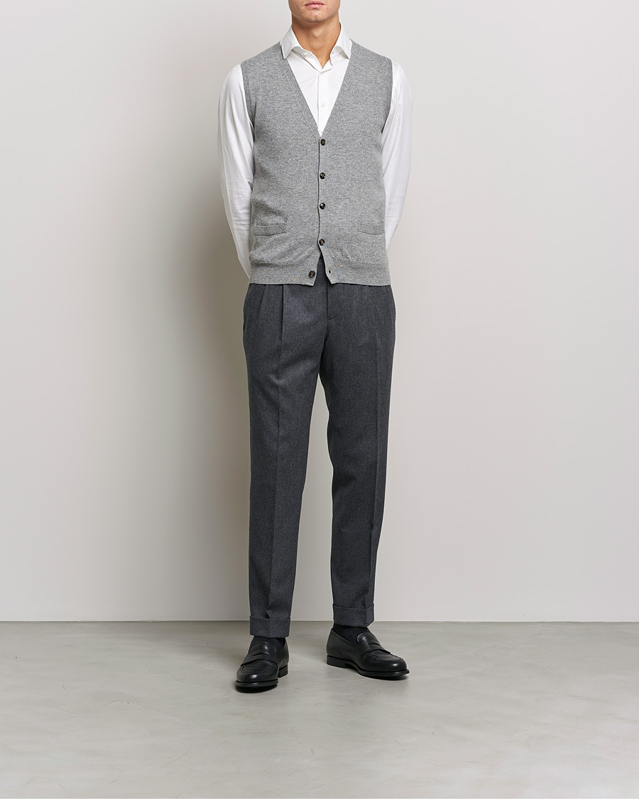 Mies | Puserot | Piacenza Cashmere | Cashmere Sleeveless Cardigan Light Grey