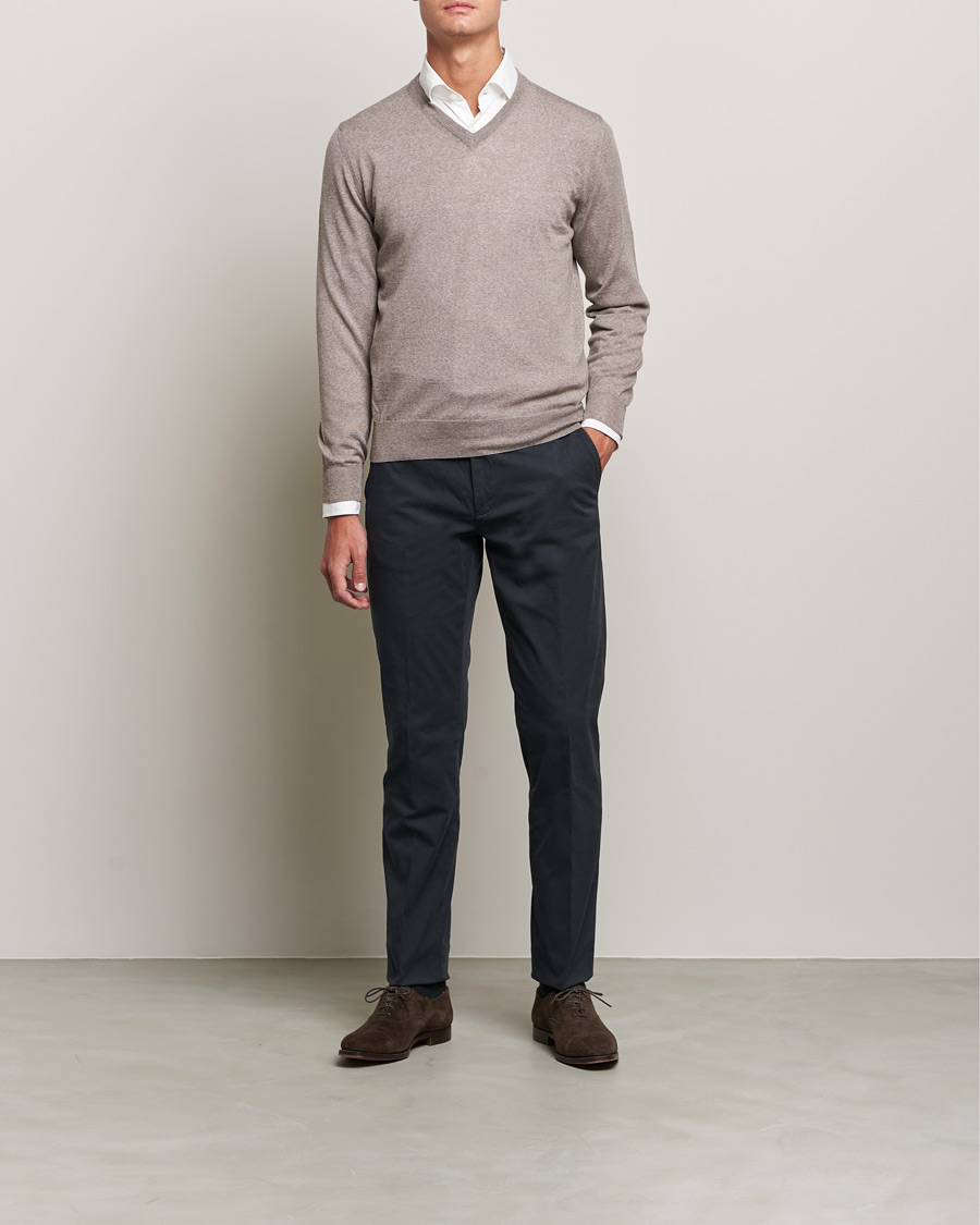 Mies | Puserot | Canali | Merino Wool V-Neck Taupe