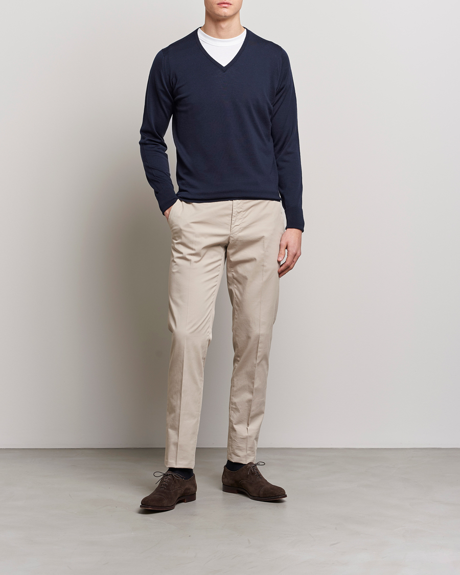 Mies | Puserot | John Smedley | Bobby Extra Fine Merino V-Neck Pullover Midnight