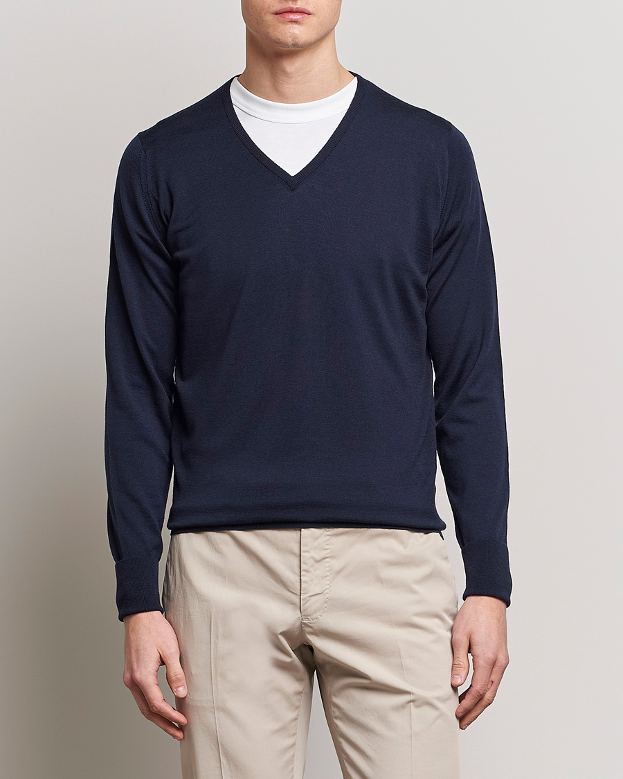Mies | Puserot | John Smedley | Bobby Extra Fine Merino V-Neck Pullover Midnight