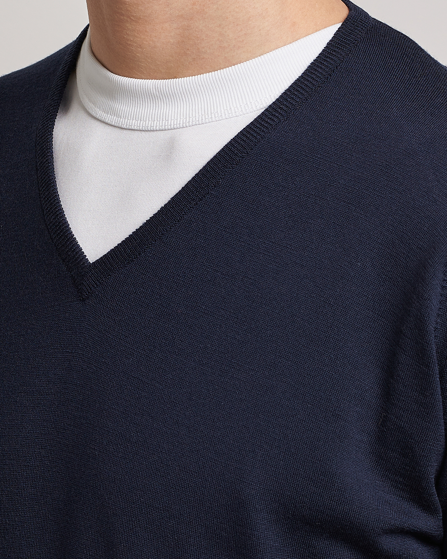 Mies | Puserot | John Smedley | Bobby Extra Fine Merino V-Neck Pullover Midnight