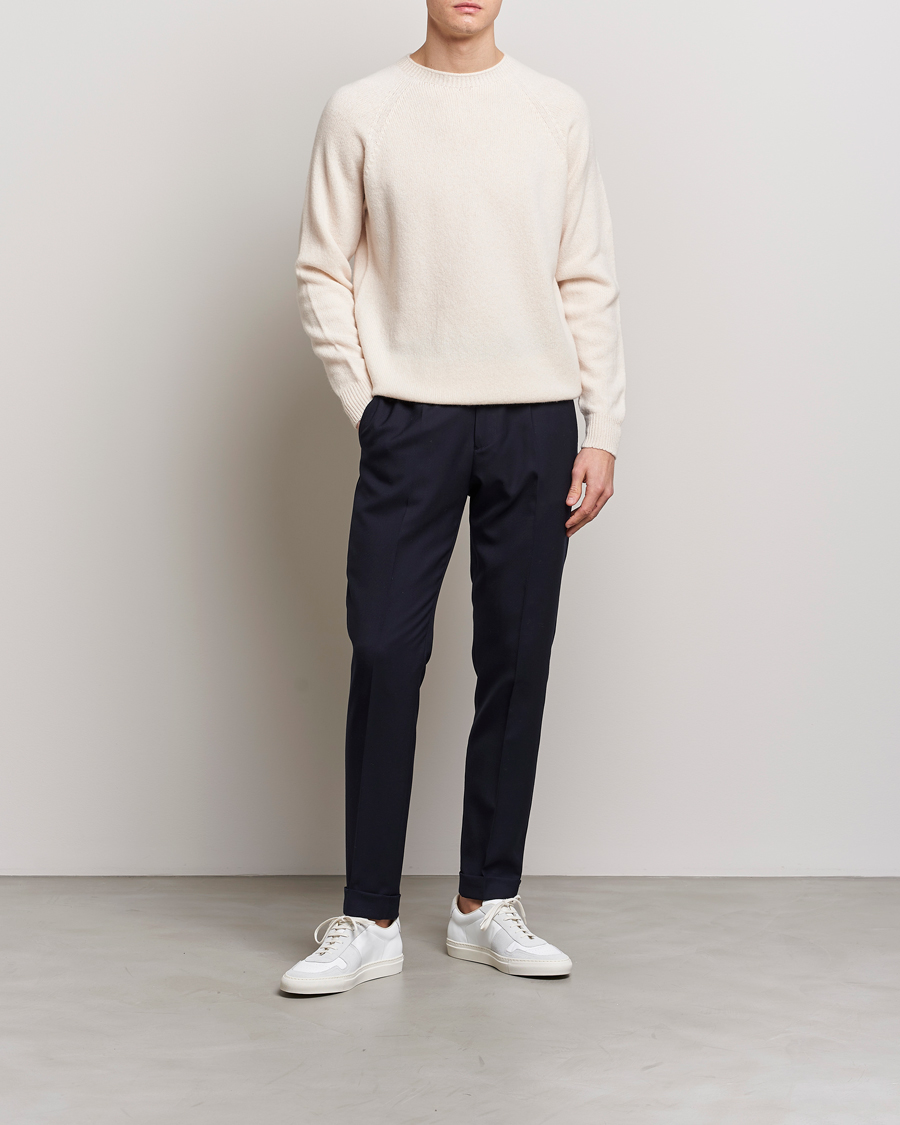 Mies | Puserot | Sunspel | Lambswool Crew Neck Ecru