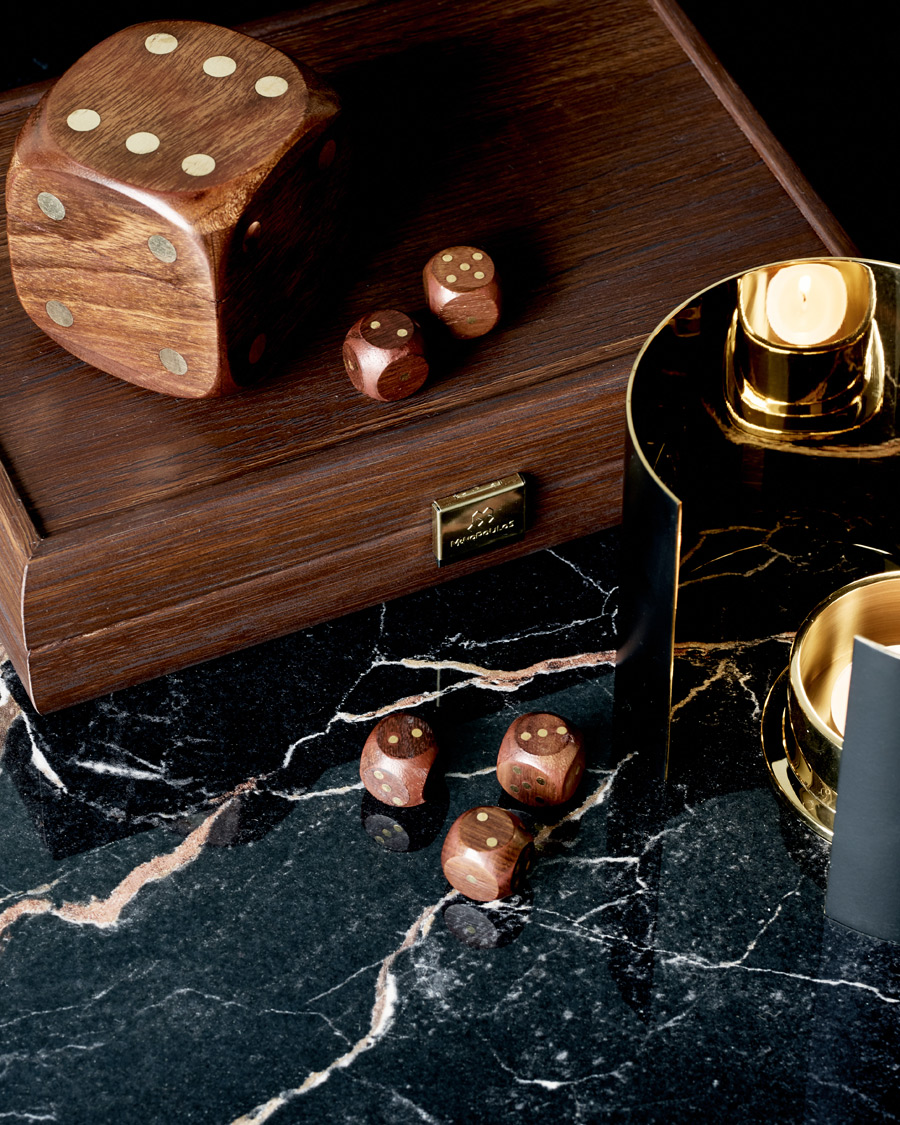 Mies | Koristeet | Authentic Models | Wooden Dice Box Brass