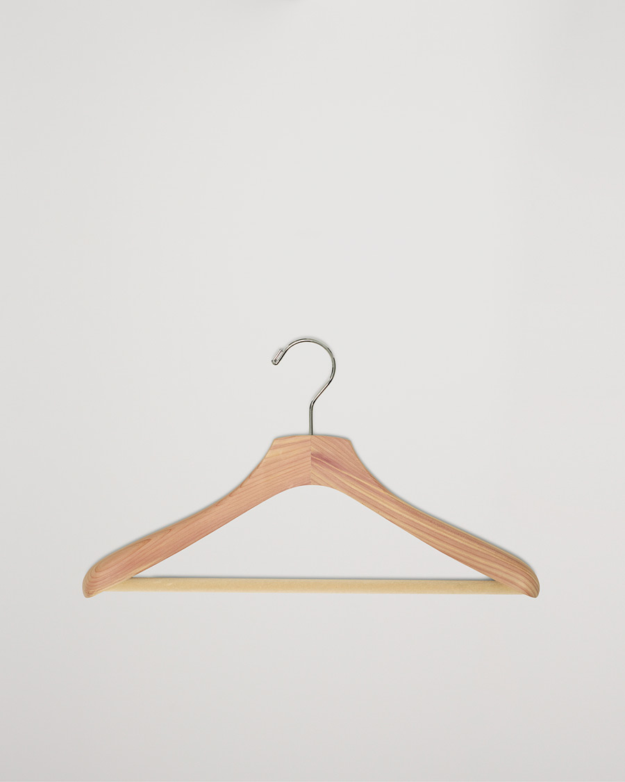 Mies | Vaatehuolto | Care with Carl | Cedar Wood Suit Hanger