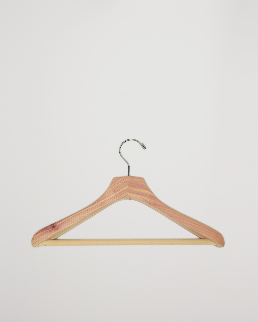 Mies | Vaatehuolto | Care with Carl | Cedar Wood Suit Hanger