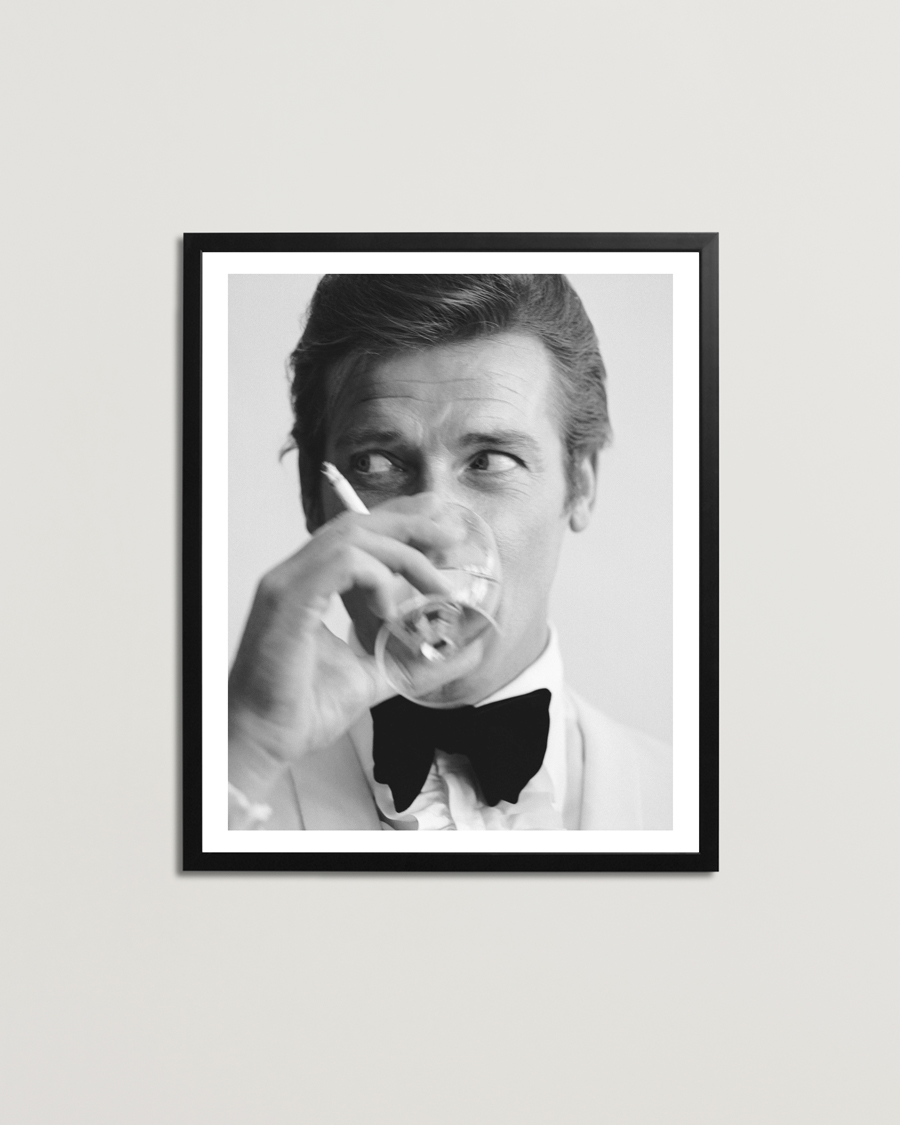 Mies | Taulut | Sonic Editions | Framed Roger Moore Shaken Not Stirred