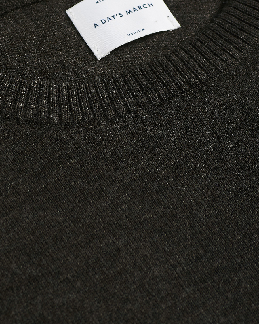 Mies | Puserot | A Day's March | Alagón Merino Crew Java Brown