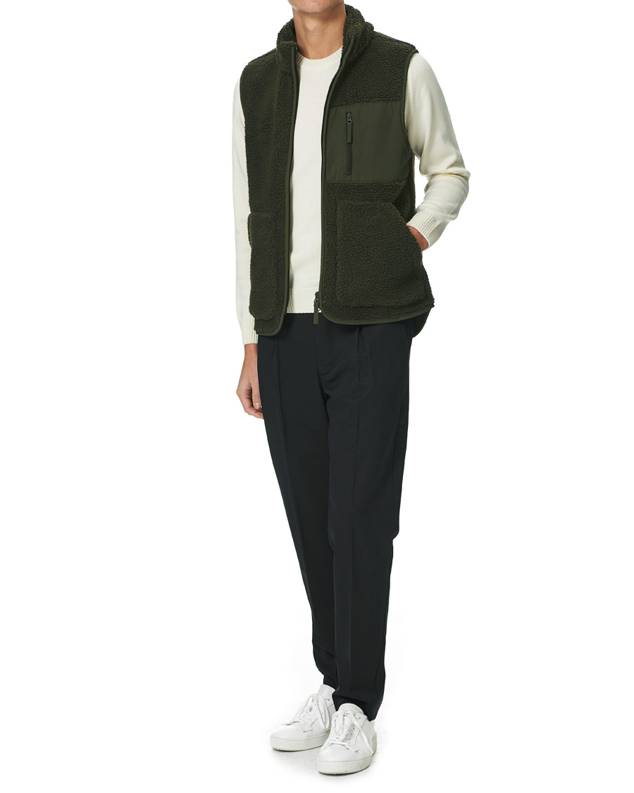Mies | Business & Beyond | A Day's March | Arvån Recycled Fleece Vest Olive