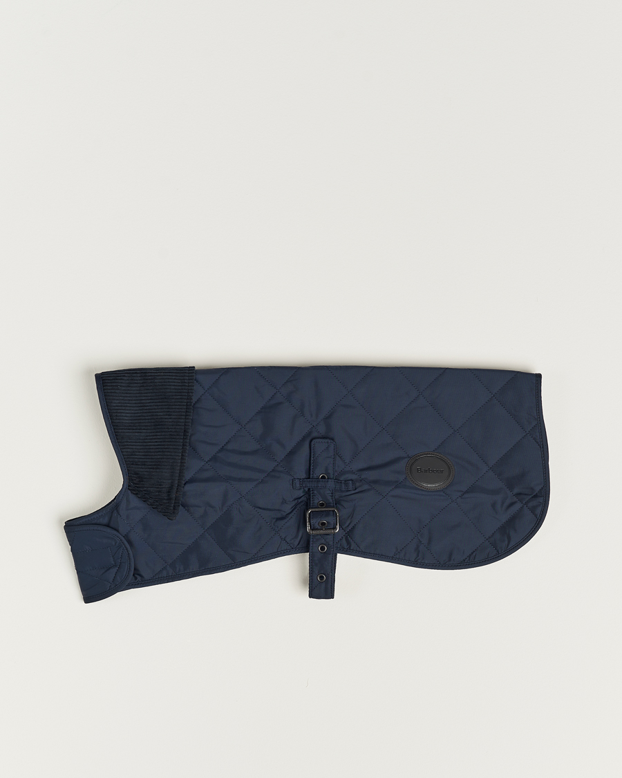Barbour Lifestyle Quilted Dog Coat Navy osoitteesta CareOfCarl.fi