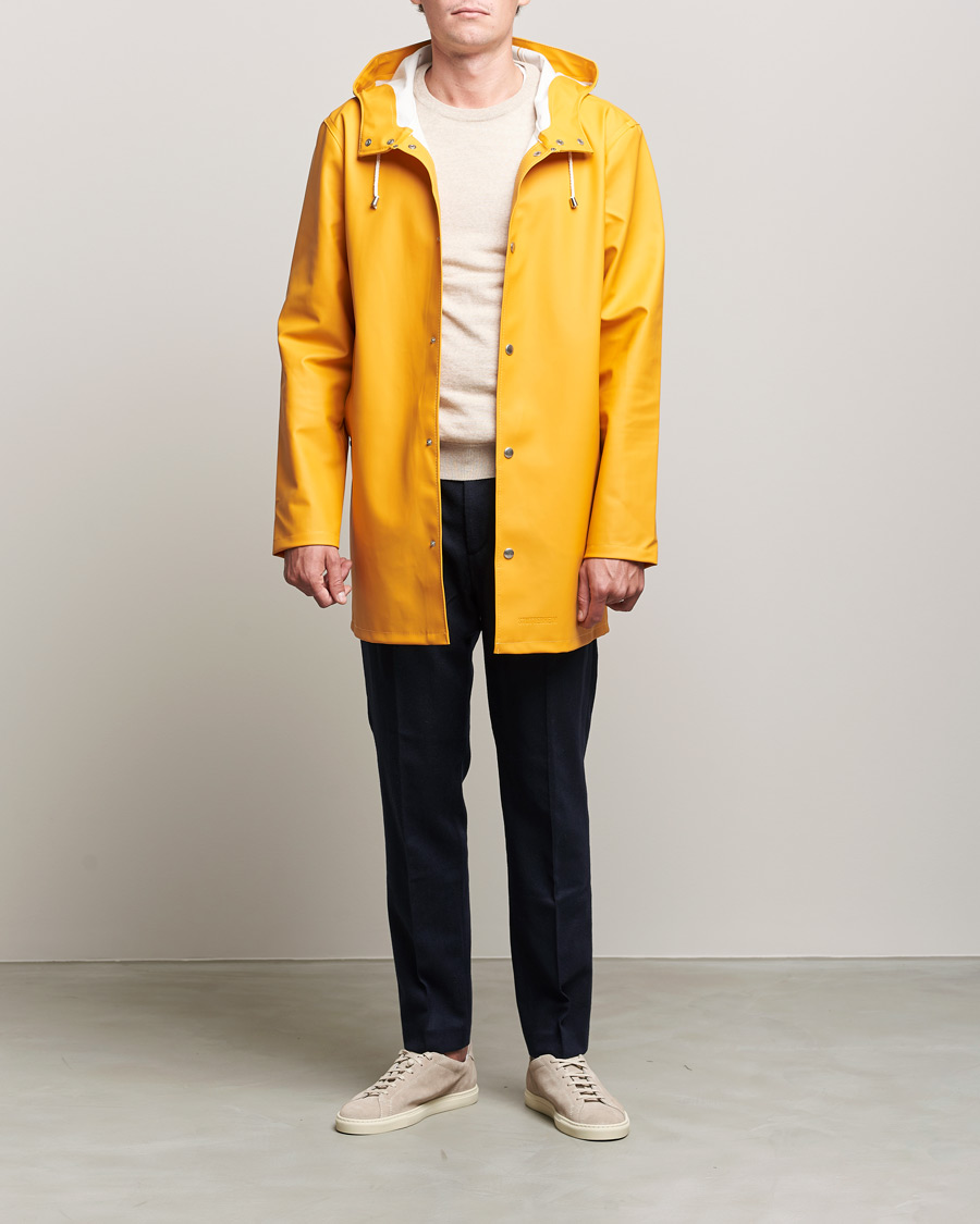 Mies | Tyylikkäänä sateella | Stutterheim | Stockholm Raincoat Warm Honey