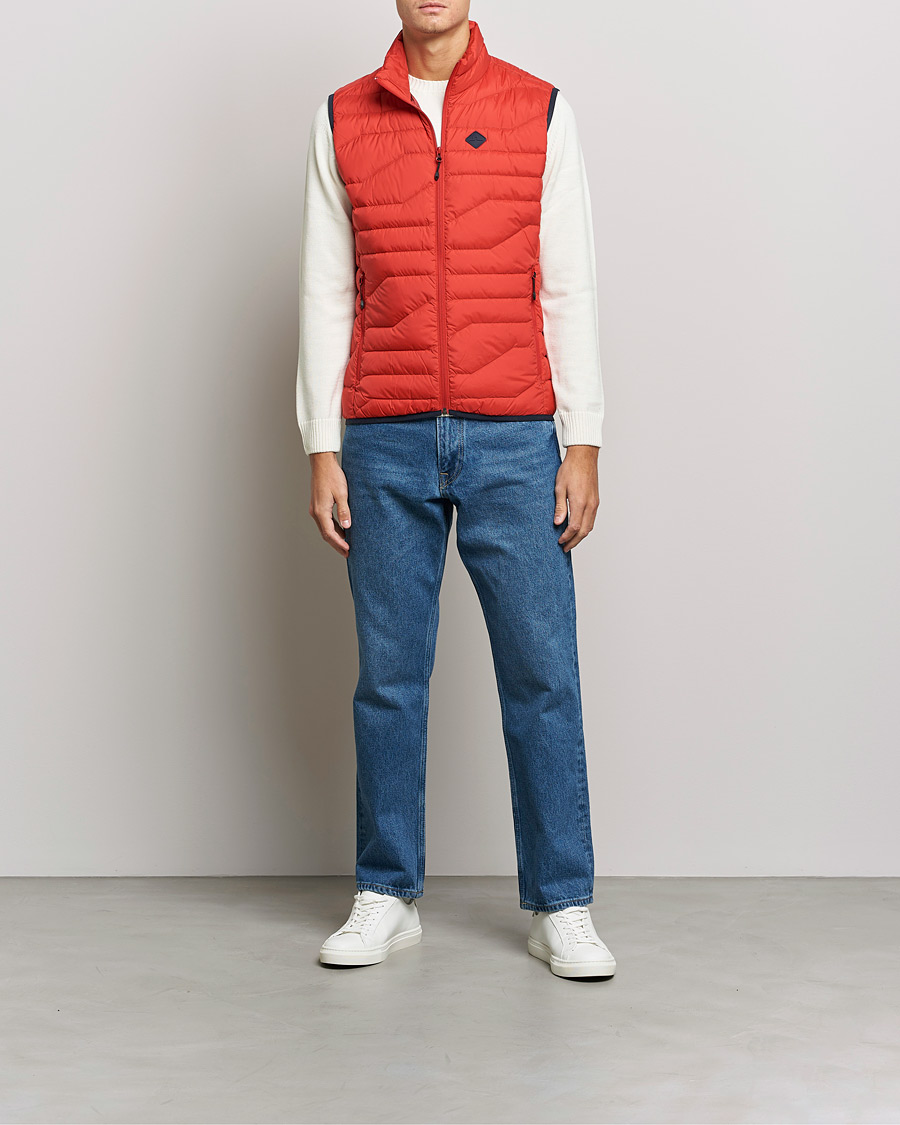 Mies | Takit | J.Lindeberg | Cliff Light Down Vest Barbados Cherry