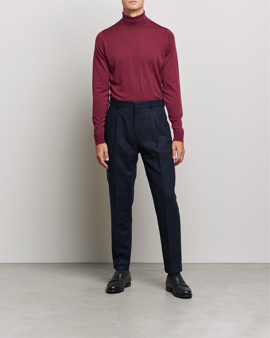 Mies | Puserot | John Smedley | Cherwell Extra Fine Merino Rollneck Bordeaux