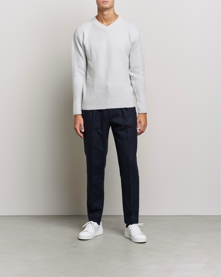 Mies | V-aukkoiset neulepuserot | NN07 | Grayson Knitted V-Neck Sweater Light Grey