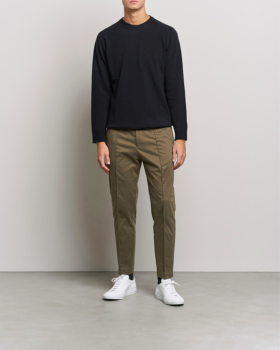 Mies | Housut | Tiger of Sweden | Sosa Brushed Satin Trouser Olive Extreme