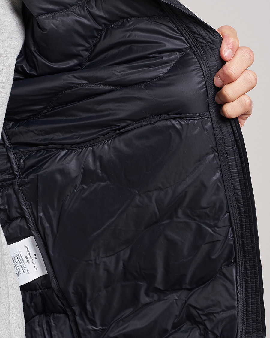 Mies | Takit | Peak Performance | Helium Down Vest Black