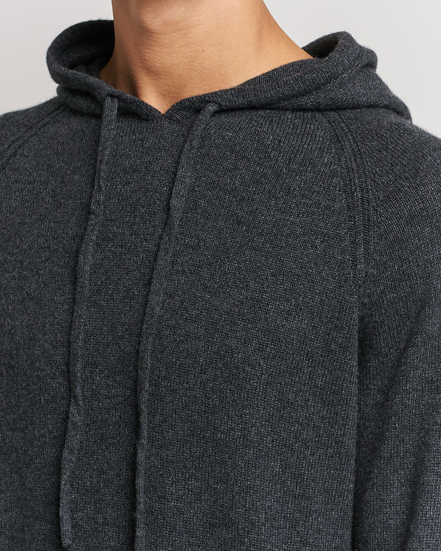 Mies | Puserot | Johnstons of Elgin | Seamless Cashmere Hoodie Carbon