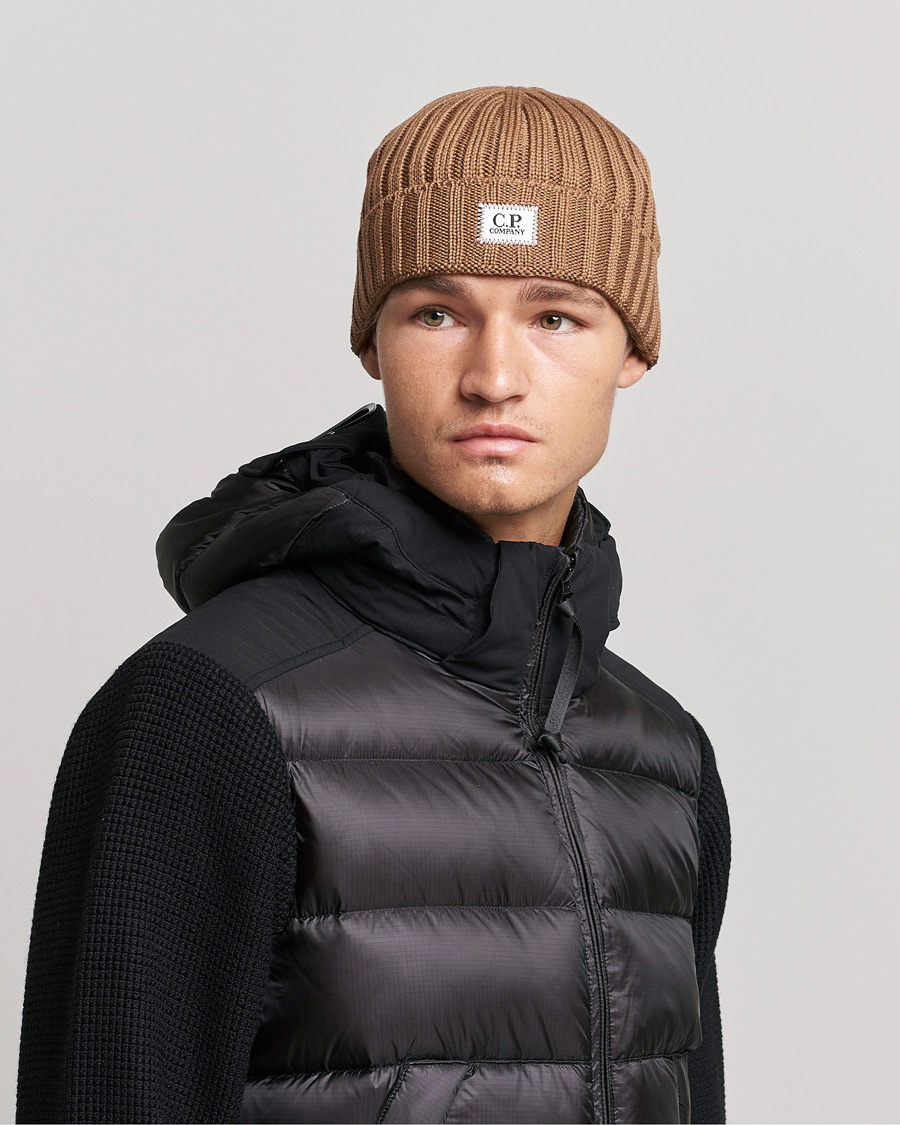 Mies | C.P. Company Knitted Merino Logo Beanie Brown | C.P. Company | Knitted Merino Logo Beanie Brown