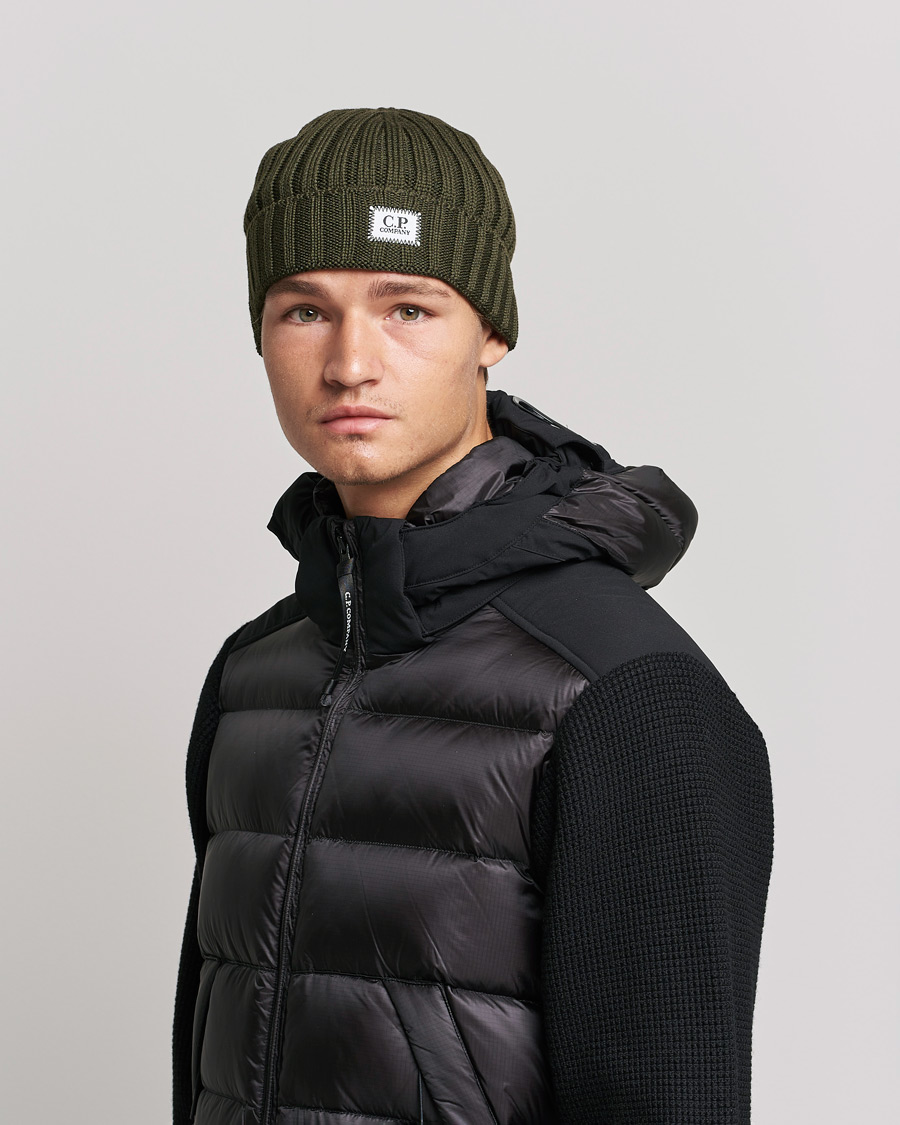 Mies | C.P. Company Knitted Merino Logo Beanie Dark Green | C.P. Company | Knitted Merino Logo Beanie Dark Green