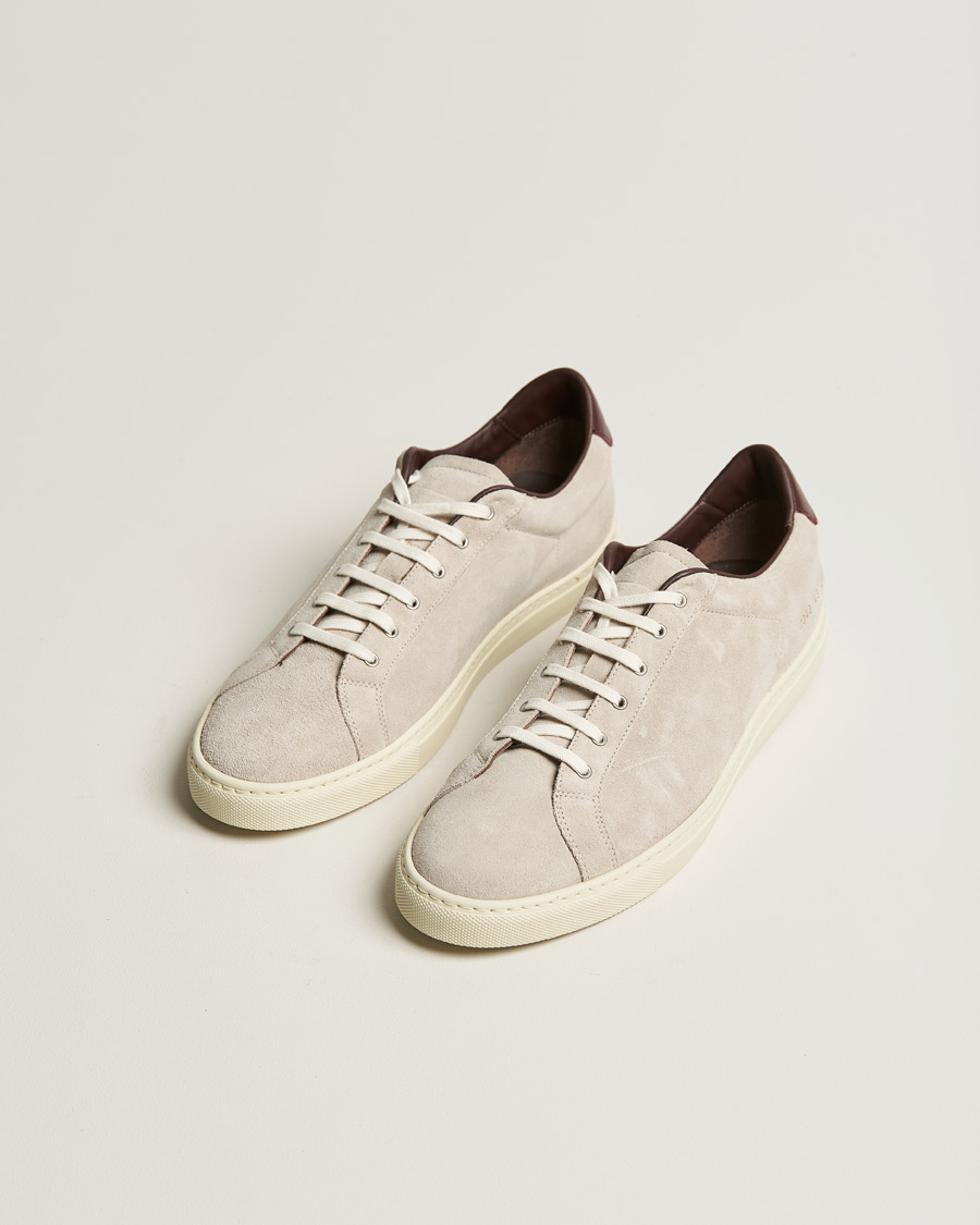 Mies |  | Common Projects | Retro Low Suede Sneaker Off White/Red