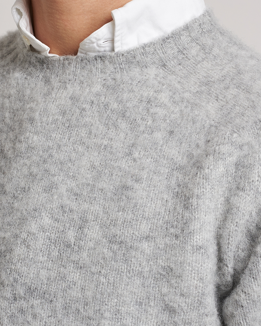 Mies | Puserot | Drake's | Brushed Shetland Crew Grey