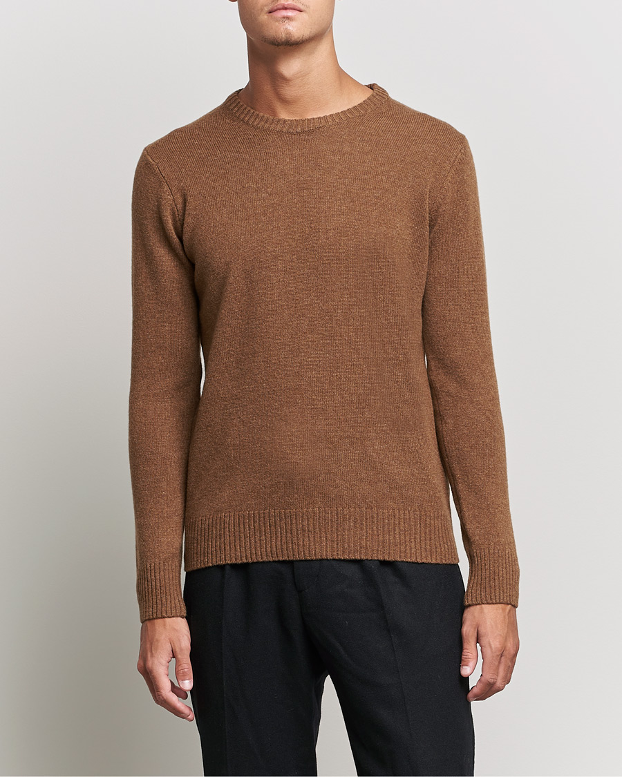 Mies | Neuleet | Oscar Jacobson | Emerson Patch Wool Roundneck Brown