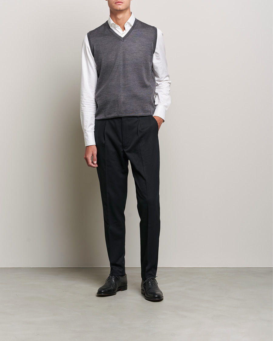 Mies | Puserot | Oscar Jacobson | Roger Extrafine Merino Vest Grey