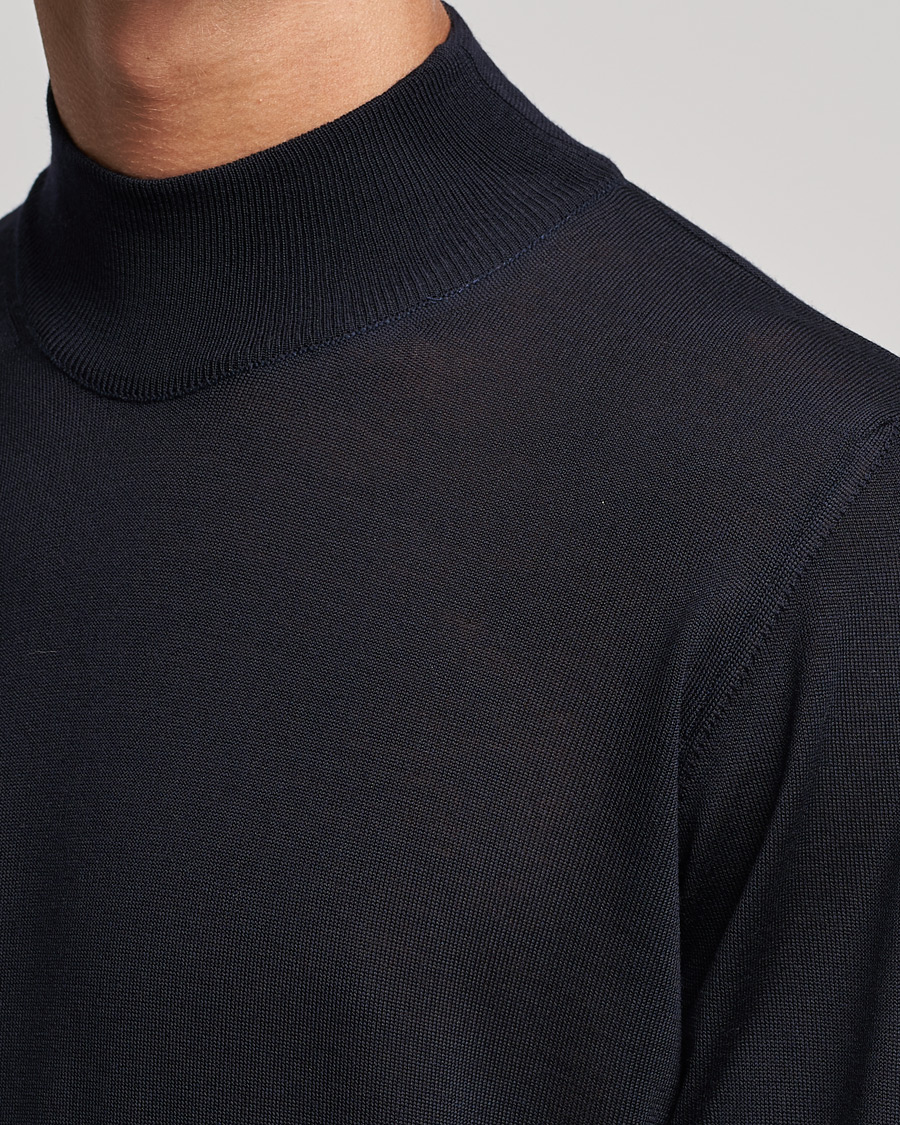 Mies | Puserot | Oscar Jacobson | Hilton Extrafine Merino Mock Neck Navy