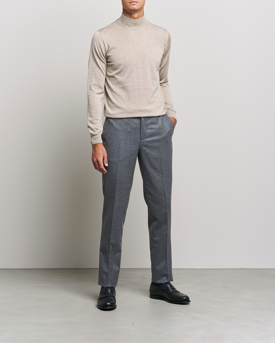 Mies | Puserot | Oscar Jacobson | Hilton Extrafine Merino Mock Neck Beige