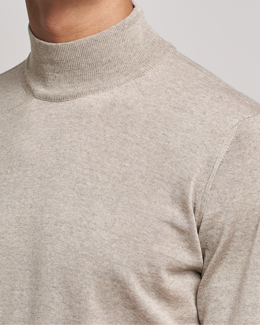 Mies | Puserot | Oscar Jacobson | Hilton Extrafine Merino Mock Neck Beige