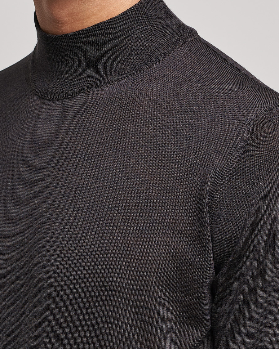 Mies | Puserot | Oscar Jacobson | Hilton Extrafine Merino Mock Neck Brown