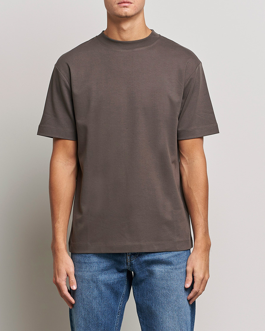 Mies | T-paidat | Sunspel | Brushed Cotton Mock Neck Tee Dark Walnut