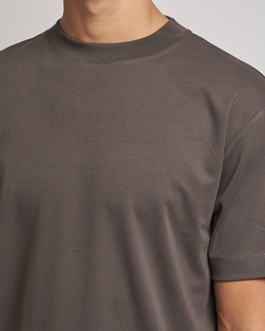Mies | T-paidat | Sunspel | Brushed Cotton Mock Neck Tee Dark Walnut