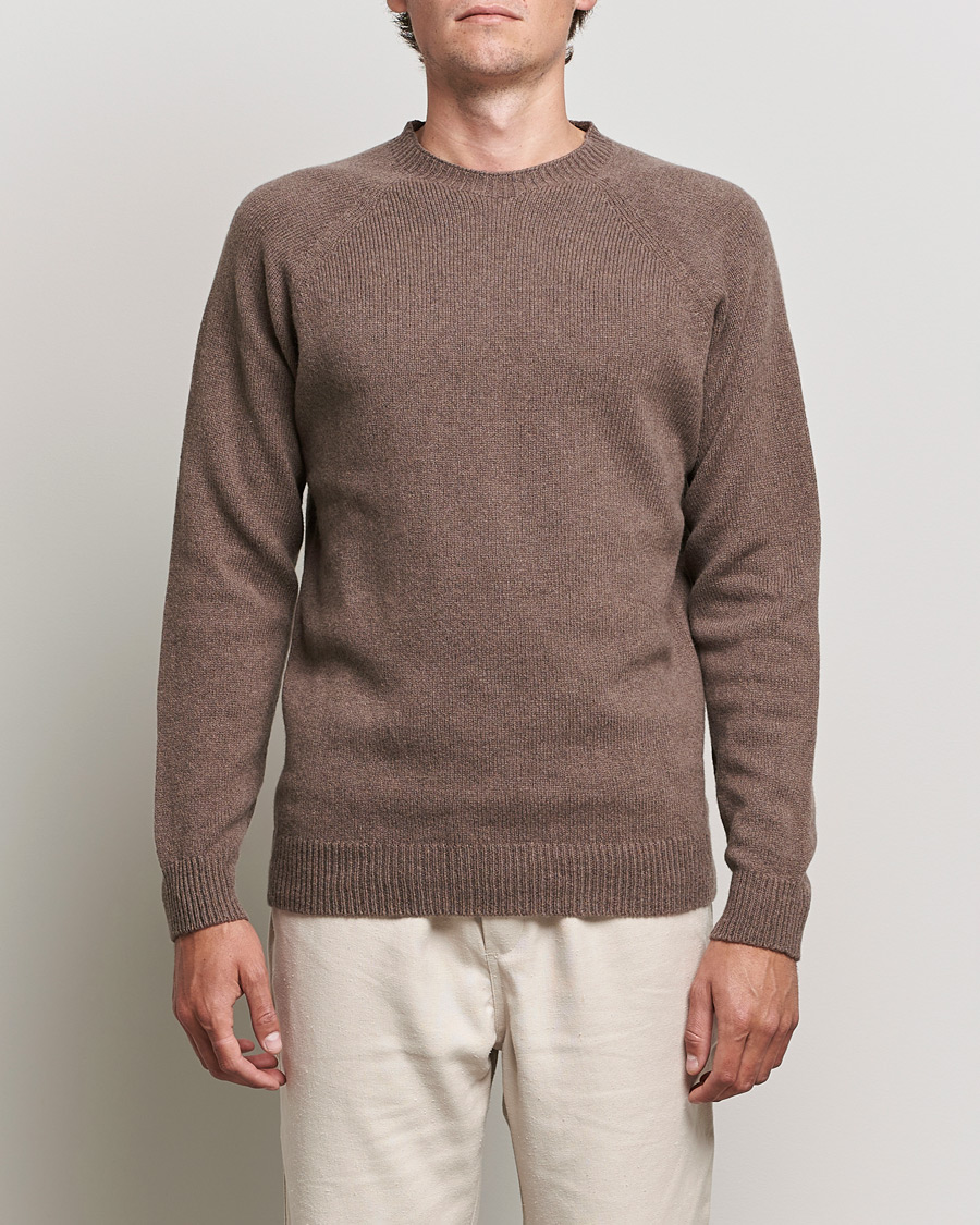 Mies | Puserot | Sunspel | Lambswool Crew Neck Sweater Umber Brown