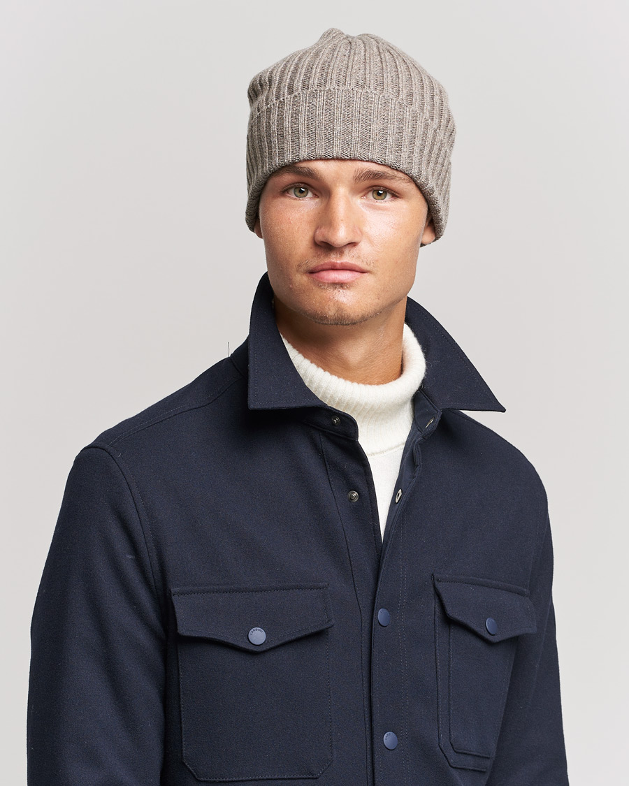 Mies | Piacenza Cashmere Ribbed Cashmere Beanie Taupe | Piacenza Cashmere | Ribbed Cashmere Beanie Taupe
