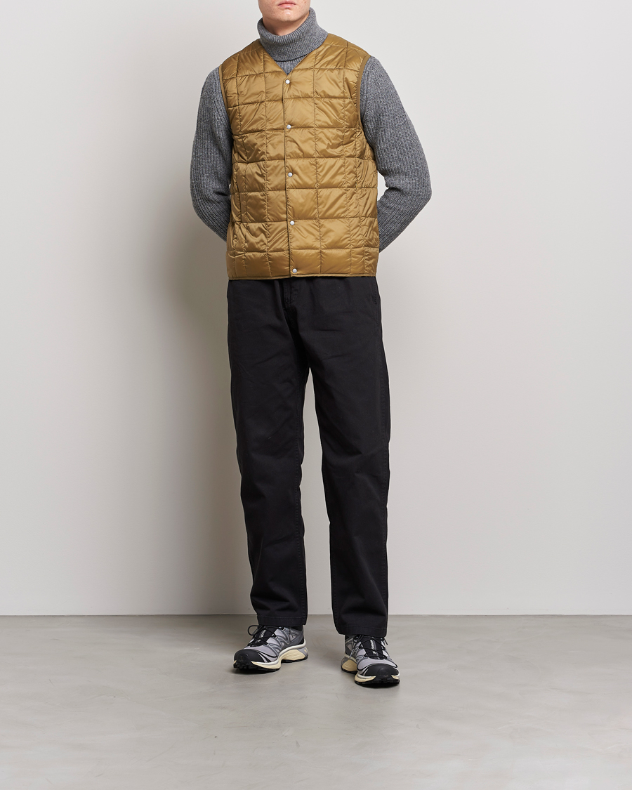 Mies | Takit | TAION | V-Neck Lightweight Down Vest Beige