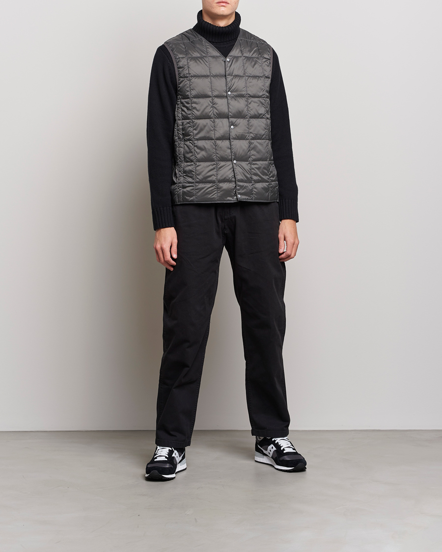 Mies | Takit | TAION | V-Neck Lightweight Down Vest Charcoal