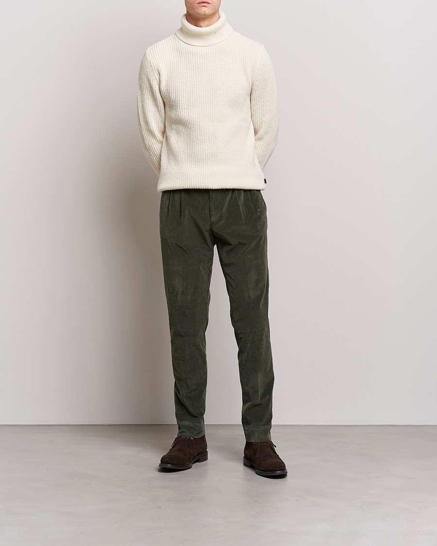 Mies | Chinot | Briglia 1949 | Easy Fit Corduroy Trousers Dark Green