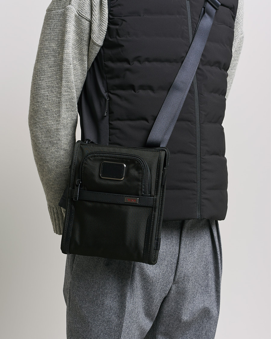 Mies | Olkalaukut | TUMI | Alpha 3 Pocket Small Crossbody Bag Black