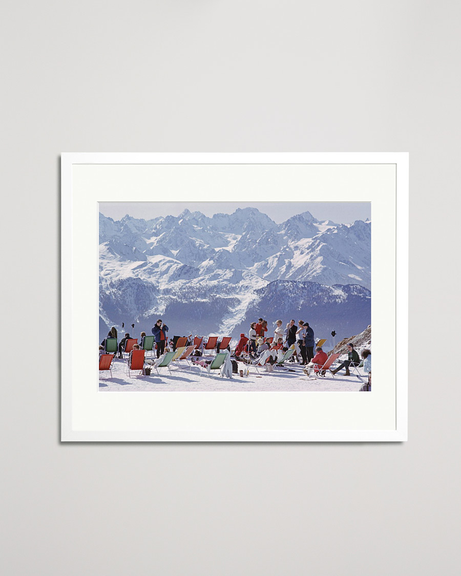 Mies | Taulut | Sonic Editions | Framed Slim Aarons Lounging in Verbier