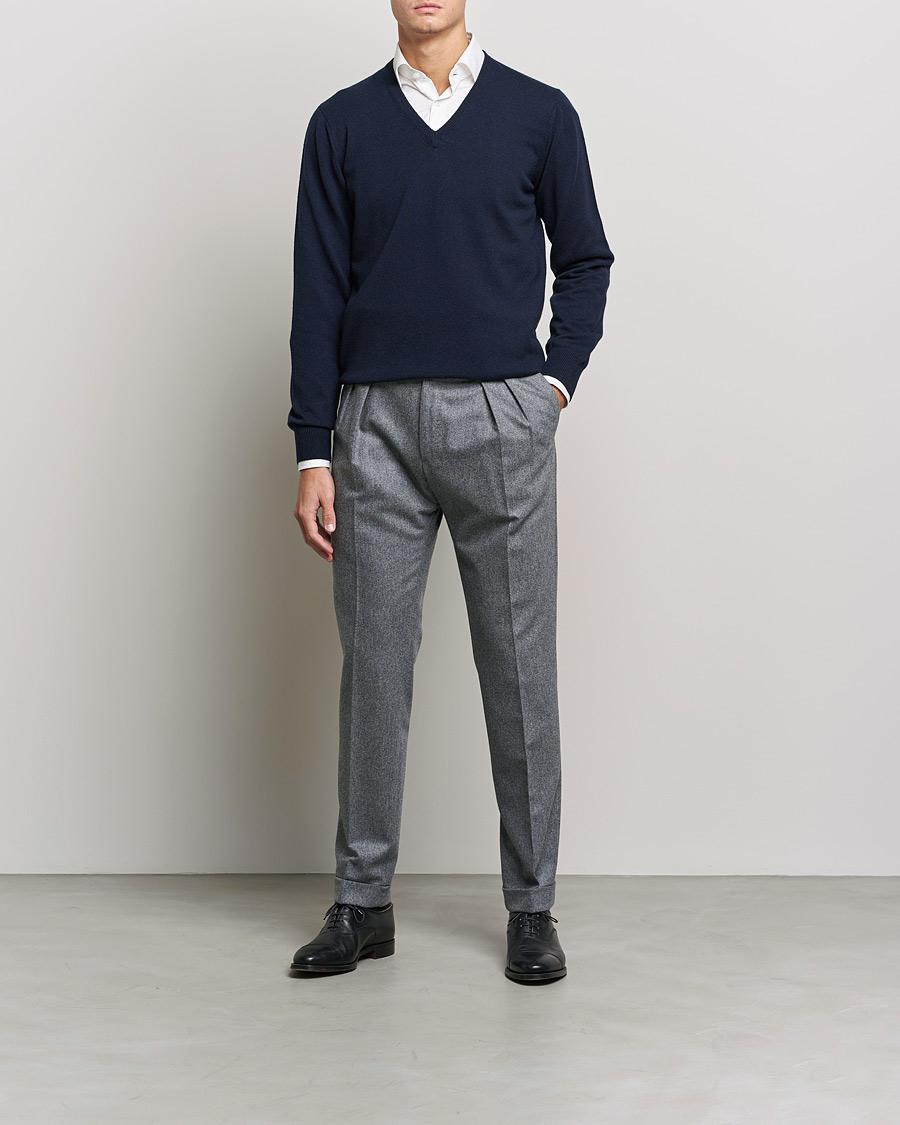 Mies | Puserot | Piacenza Cashmere | Cashmere V Neck Sweater Navy