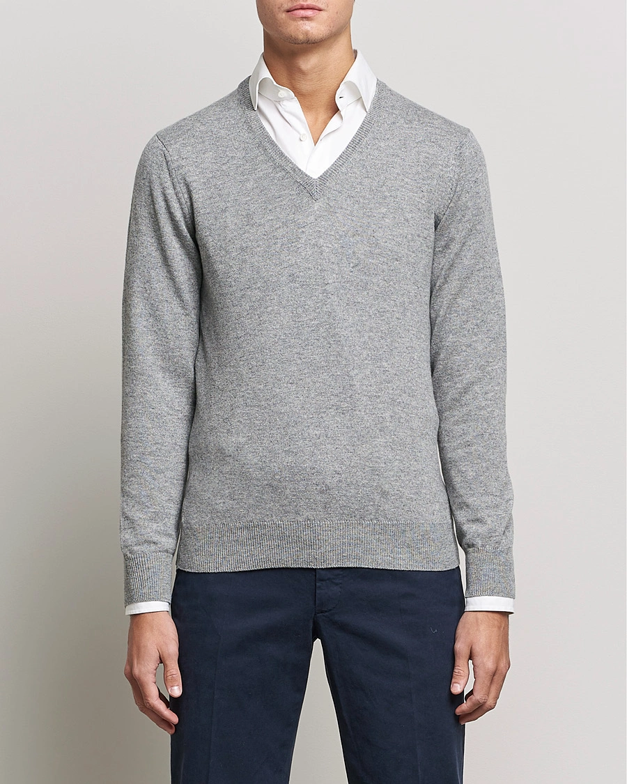 Mies | Kashmirneuleet | Piacenza Cashmere | Cashmere V Neck Sweater Light Grey