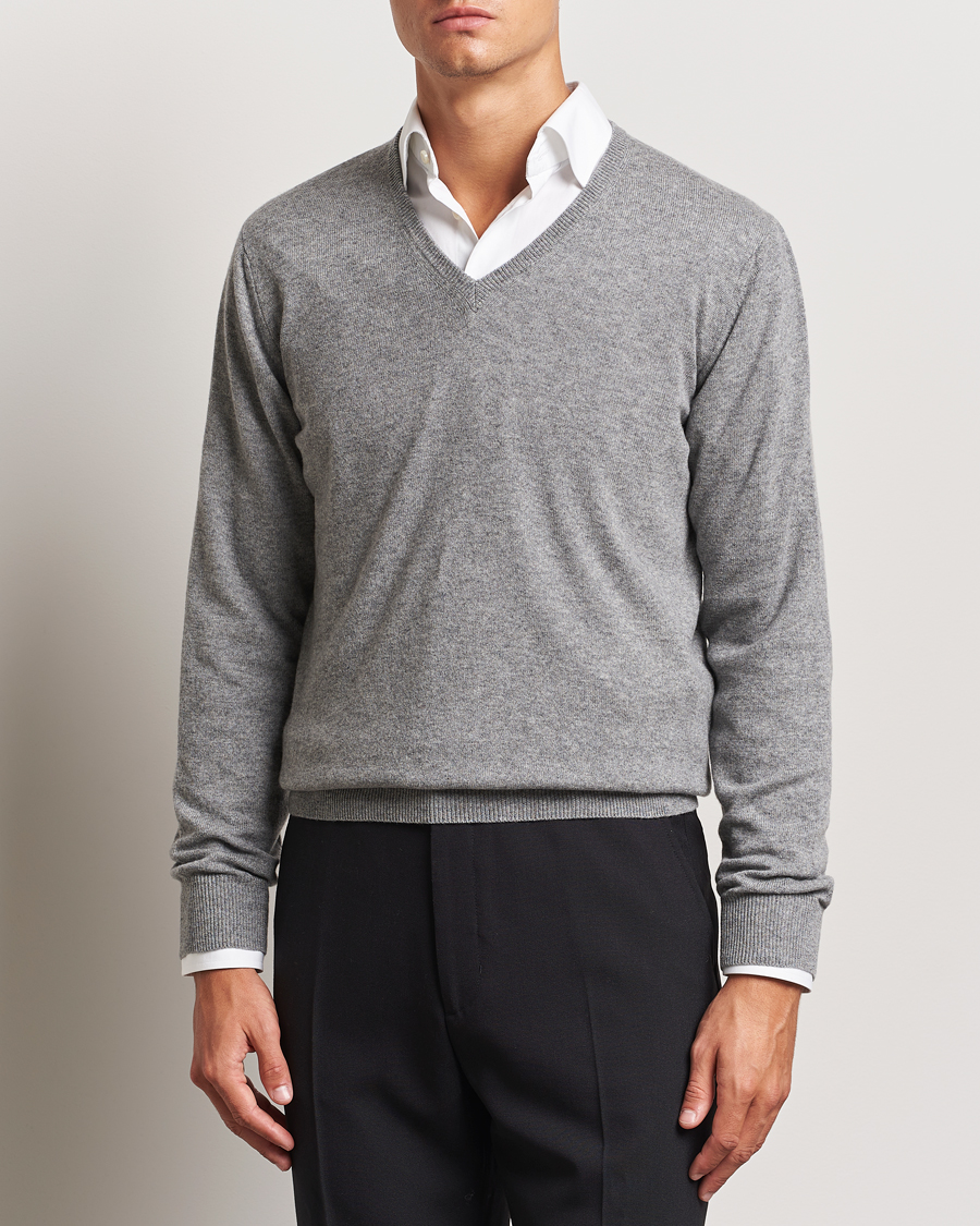 Mies | Puserot | Piacenza Cashmere | Cashmere V Neck Sweater Light Grey
