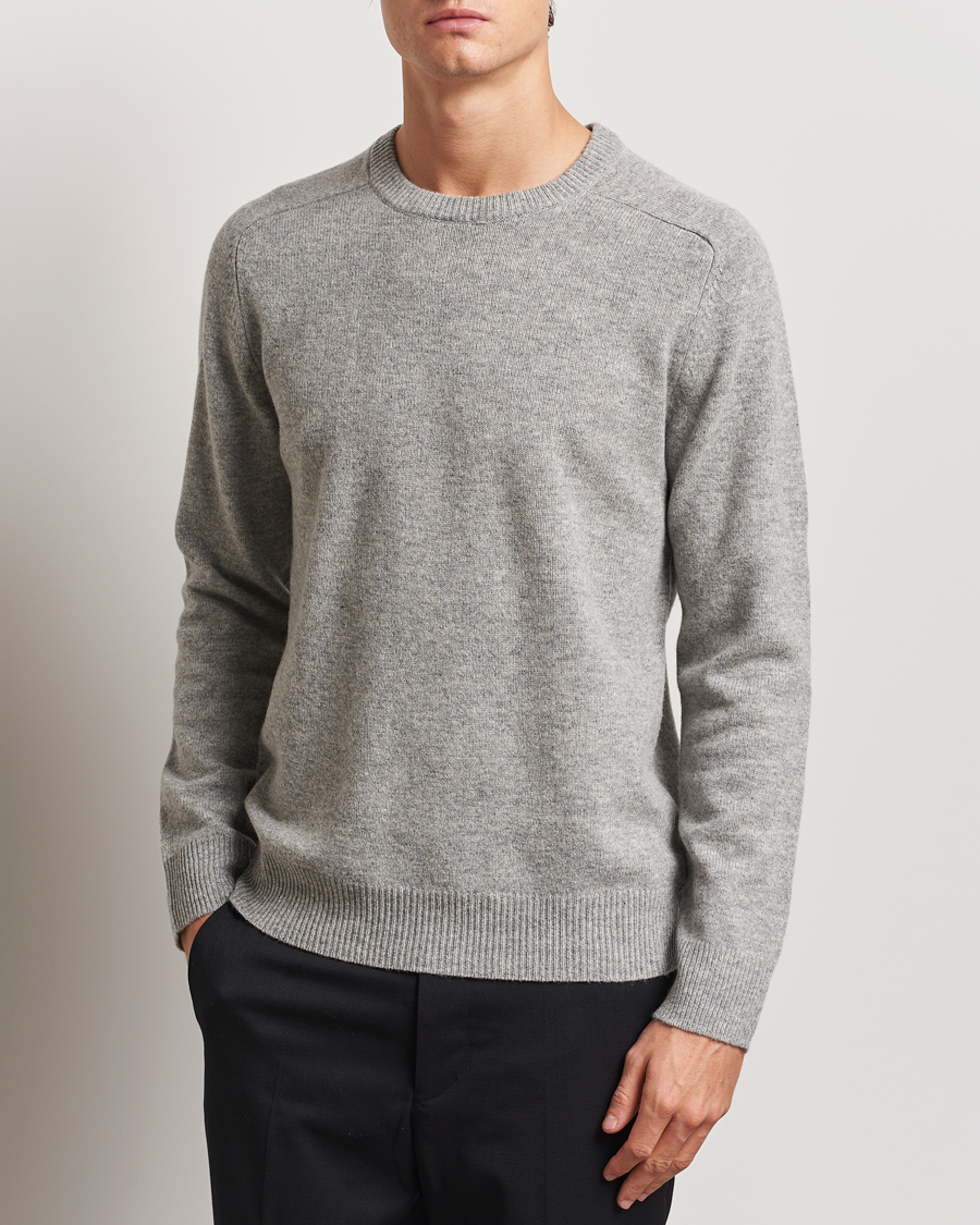 Mies | Puserot | A Day's March | Brodick Lambswool Sweater Grey Melange