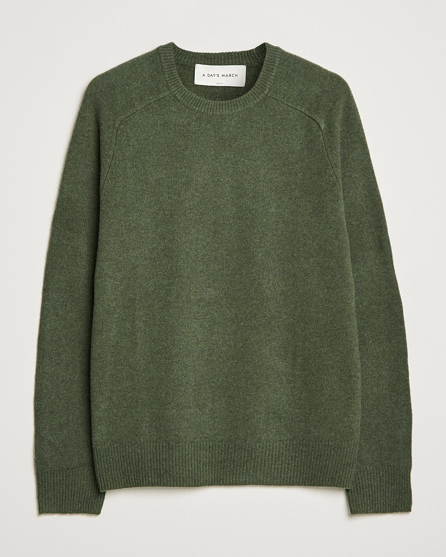 Mies | Puserot | A Day's March | Brodick Lambswool Sweater Olive