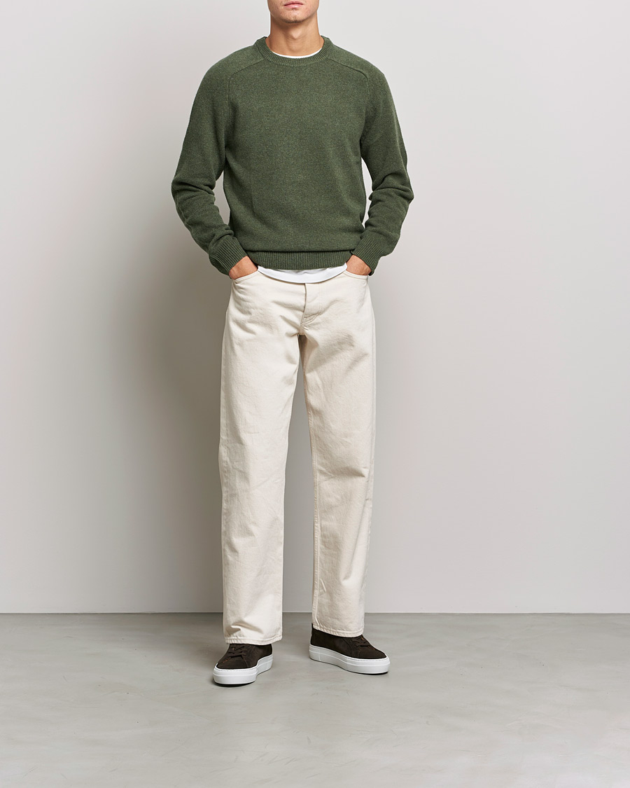 Mies | Puserot | A Day's March | Brodick Lambswool Sweater Olive