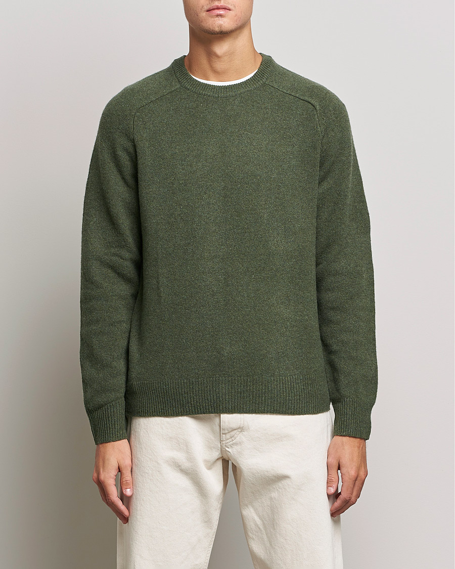 Mies | Puserot | A Day's March | Brodick Lambswool Sweater Olive