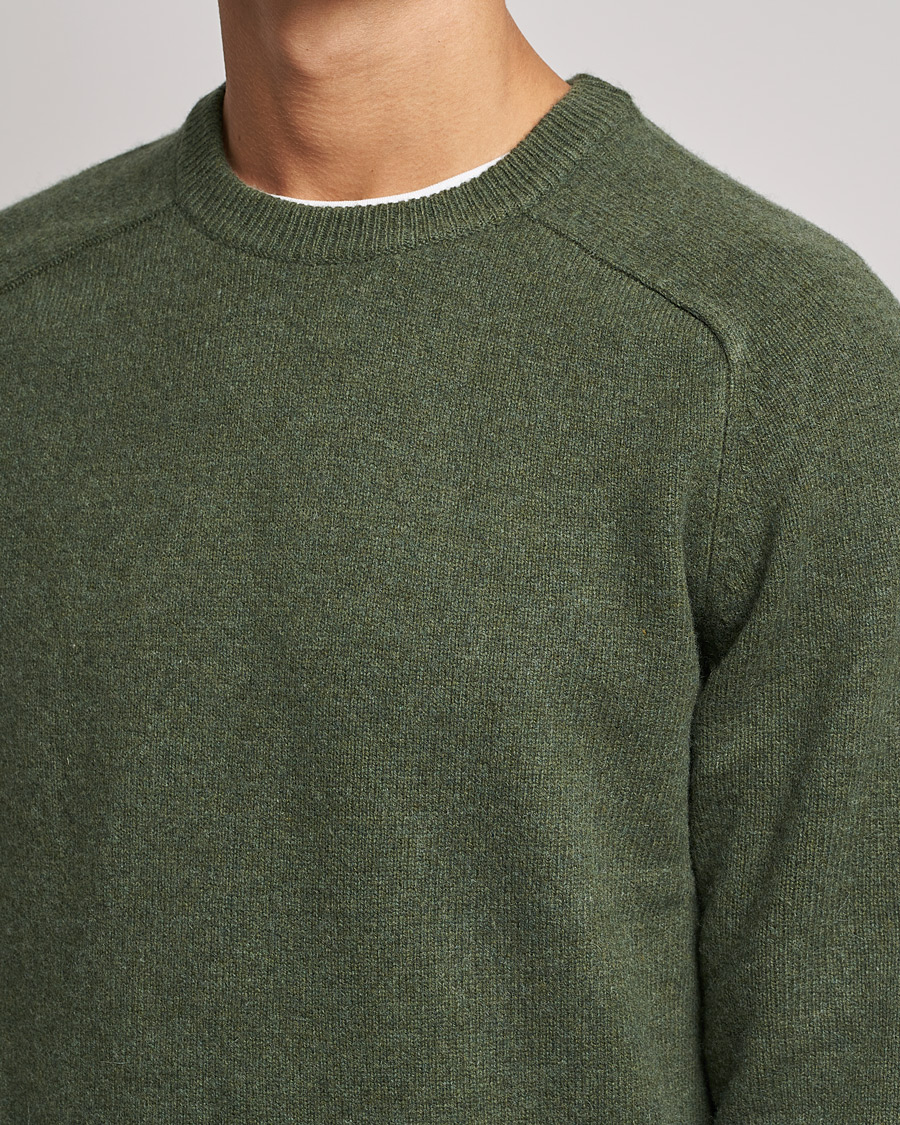 Mies | Puserot | A Day's March | Brodick Lambswool Sweater Olive