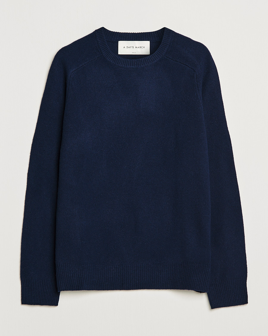 Mies | Puserot | A Day's March | Brodick Lambswool Sweater Navy
