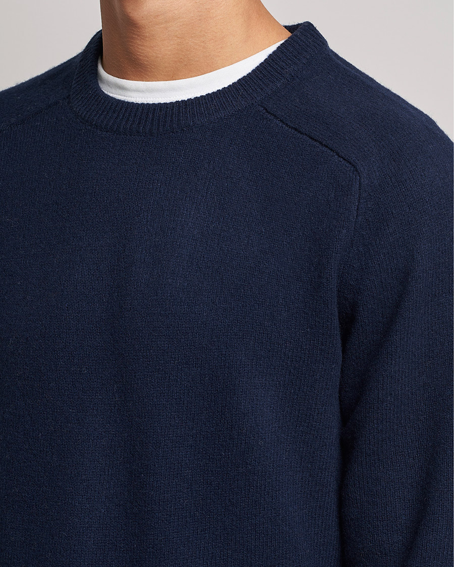 Mies | Puserot | A Day's March | Brodick Lambswool Sweater Navy