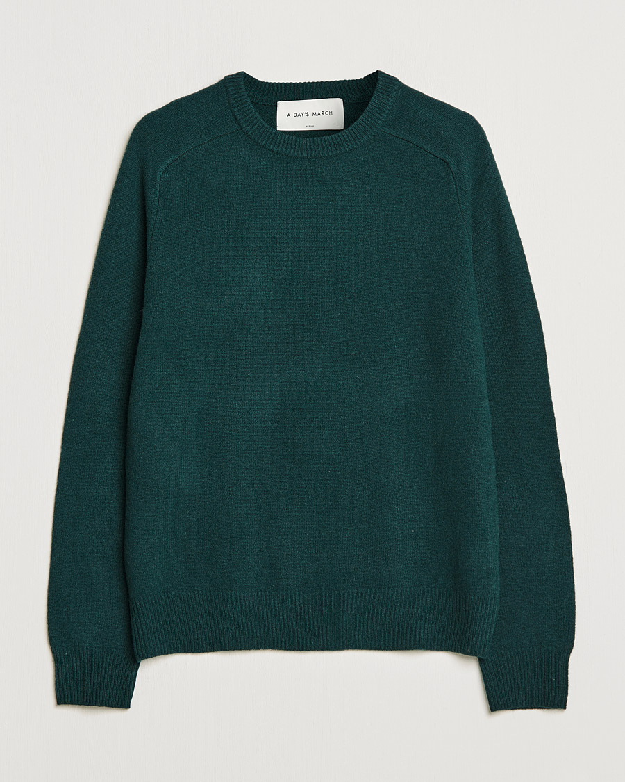 Mies | Puserot | A Day's March | Brodick Lambswool Sweater Bottle Green